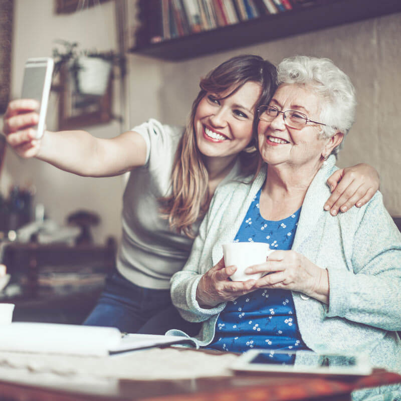 äldre kvinna och yngre kvinna som tar en selfie