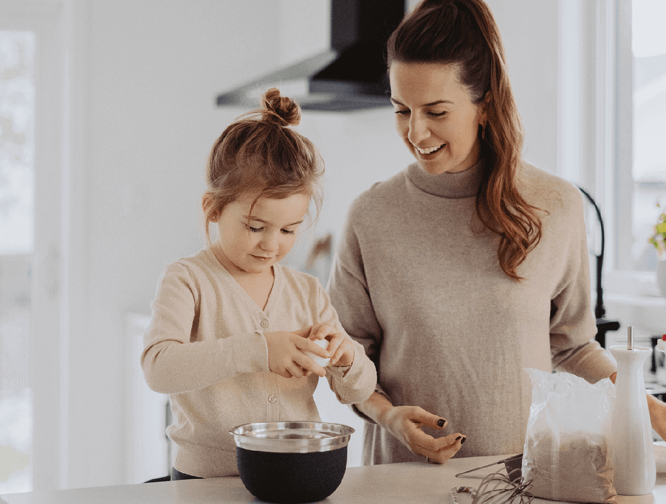 Glutenfritt hemma - mor och dotter som bakar
