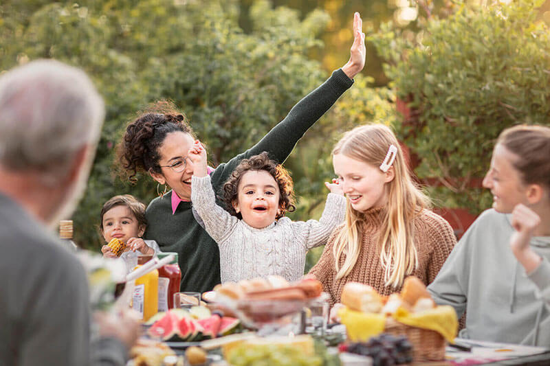 Barn och gluten hemma - barn och vuxna vid ett dukat bord