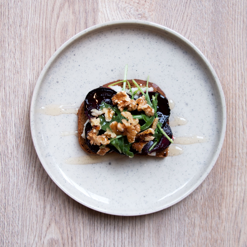 Glutenfria smörrebröd med getostkräm och rostade rödbetor