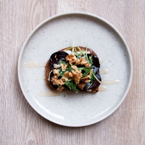 Glutenfria smörrebröd med getostkräm och rostade rödbetor